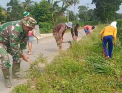 Babinsa Penawar Aji Gotong Royong Bersama Warga