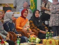 Ketua Persit KCK Korcab Rem 043 PD II/Swj, Ratna Iwan Ma’ruf, Ajak Generasi Muda Untuk Mencintai Kerajinan Lokal