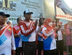 Danrem 043/Gatam Ikuti Jalan Sehat HUT Kota Bandar Lampung Ke-341 Bersam Masyarakat