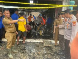 Polsek Mesuji Timur beserta Dinas Terkait Membantu Membersihkan Dan Memadamkan Sisa Kebakaran 3 Ruko Di Mesuji Timur