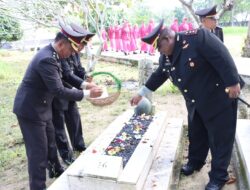 Sambut Hari Bhayangkara Ke-77, Polres Tulang Bawang Gelar Upacara Ziarah dan Tabur Bunga