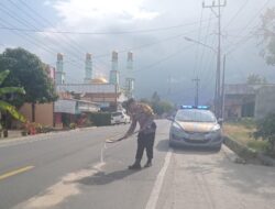 Respon Cepat Polsek Pugung Tangani Tumpahan Solar di Jalinbar Rantau Tijang