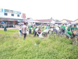 Polres Tulang Bawang Bersama TNI dan Warga Bersihkan Sampah di Terminal Pasar Unit 2