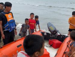 Polres Tanggamus Bersama SAR Gabungan Lakukan Pencarian Anak Tenggelam di Pantai Pematang Sawa