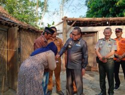 Pj. Bupati Mesuji Kunjungi Korban Puting Beliung di Desa Fajar Asri
