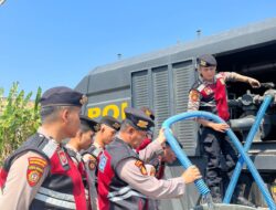 Bantu Warga Yang Kesulitan Air, Kasat Samapta Polres Mesuji beserta Anggota Melaksanakan Giat Bhakti Sosial Pembagian Air Bersih