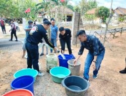 Jajaran Sat Res Narkoba Bersama Sat Samapta Polres Mesuji Membagikan Air Bersih Kepada Masyarakat
