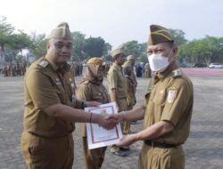 Penjabat Bupati Tulang Bawang Drs. Qudrotul Ikhwan, MM Serahkan SK Kenaikan Pangkat