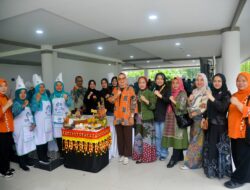 Pori Karlia Sulpakar Mendampingi Ketua Tim Penggerak Pemberdayaan Dan Kesejahteraan Keluarga (TP PKK) Provinsi Lampung Riana Sari Arinal Meninjau Kontingen Lampung Yang Mengikuti Acara Hari Kesatuan Gerak (HKG) PKK ke-52 Dan Jambore Kader PKK se-Indonesia Tahun 2024