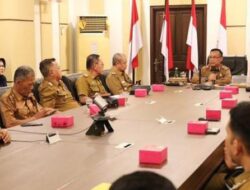 Gubernur Lampung Arinal Djunaidi Melalui Asisten Administrasi Umum Senen Mustakim Menyerahkan Surat Penugasan Pelaksana Harian (Plh) Bupati Mesuji