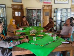 Panit 1 Unit Binmas Polsek Simpang Pematang Aiptu M. Sayuti S, Melaksanakan Jumat Curhat dan Colling Sistem Bersama Aparatur Desa Dalam Rangka Antisipasi Gangguan Kamtibmas Menjelang Pilkada 2024