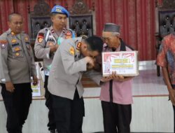 Dalam Rangka Memperingati Hari Ulang Tahun Bhayangkara Ke-78 Tahun, Kapolres Mesuji Beserta Jajaran Dan Danramil Simpang Pematang, Melaksanakan Bhakti Sosial