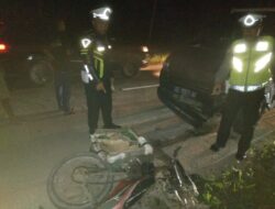 Jajaran Satlantas Polres Mesuji Polda Lampung Melakukan Evakuasi Korban Kecelakaan Lalu Lintas Yang Terjadi Di Perempatan Jalan Poros Selamat Datang