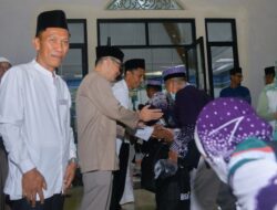 Penjabat Bupati Mesuji Febrizal Levi Sukmana menyambut kepulangan Jamaah Haji asal Kabupaten Mesuji tahun 2024 di Masjid Al Muhajirin Simpang Pematang