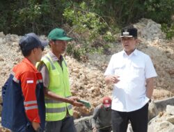 Pastikan Kelancaran Transportasi Warga, M. Firsada Tinjau Perbaikan Ruas Jalan Provinsi