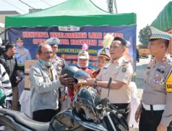 Satlantas Polres Tulang Bawang Bagikan Puluhan Helm Gratis Pada Operasi Patuh Krakatau 2024