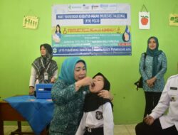 Pj Bupati dan Pj Ketua TP-PKK Tubaba Berikan Vaksin Polio Langsung Kepada Masyarakat