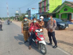 Musim Kemarau Banyaknya Debu Di Jalan, Dinas Kesehatan PKM Trikarya Mulya Bersama Personil Polsek Tanjung Raya Membagikan Masker