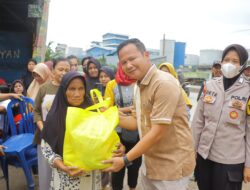 Polda Lampung Dan Mahasiswa Gelar Baksos,Polwan Turun Langsung Bantu Banjir Di Pesawaran