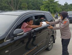 POLWAN POLDA LAMPUNG TEBAR KEBAIKAN, BAGIKAN TAKJIL UNTUK MASYARAKAT