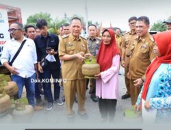 Bupati Tulang Bawang Menggelar Pasar Murah Di Balai Kampung Banjar Dewa