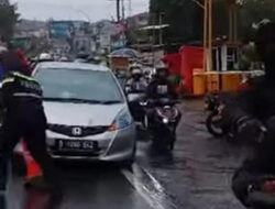Ibu Hendak Melahirkan Terjebak One Way Puncak Bogor, Polisi Bantu Kawal