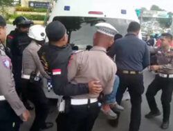 Aksi Heroik Polisi Tangani Kecelakaan saat Macet Parah di Puncak