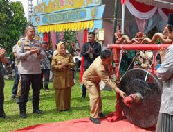 Kapolres Mesuji Bersama Bupati Mesuji membuka Acara Seni Budaya Pameran Pusaka Keris Tosan Aji dan Batu Mulia di Lapangan Apel Mapolsek Simpang Pematang