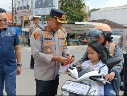 Dalam Rangka Menumbuhkan Jiwa Nasionalisme Kapolres Mesuji Bersama Jajaran Sat Lantas Membagikan Bendera Merah Putih Kepada Pengguna Jalan