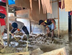 Brimob Polda Lampung Terjunkan Personel Bantu Evakuasi Warga Terdampak Banjir di Lampung Barat