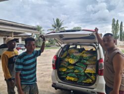 Dalam Rangka Mendukung Program Gerakan Pangan Murah (GPM) Anggota Polsek Mesuji Timur Menjual Beras SPHP Kepada Masyarakat