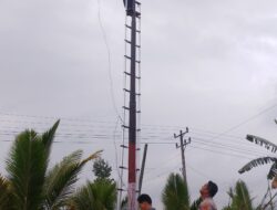 Kapolsek Mesuji Timur Dengan Sukarela Memasang Lampu Penerangan Lampu Di Jalan Poros Penangkis Arah Rawa Jitu Utara