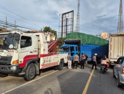 Jajaran Sat Lantas Polres Mesuji Melakukan Evakuasi Kendaraan Kecelakaan Lalu Lintas Dijalur Utama Jalintim Kilometer 180, Di Simpang Marbun, Desa Simpang Pematang