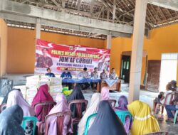Polres Mesuji Melaksanakan Kegiatan “Jumat Curhat” Dan Pembagian 25 Paket Sembako Di Balai Desa Wira Jaya
