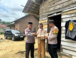 Kasat Binmas Polres Mesuji Bersama Bhabinkamtibmas Bagikan Paket Sembako Kepada Masyarakat Kurang Mampu di Desa Simpang Pematang