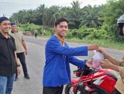 Jajaran Sat Intelkam Polres Mesuji Bersama Ketua BEM STIES Darul Huda Berbagi Takjil Kepada Masyarakat Yang Melintas Didepan Mapolres