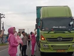 Kapolres Mesuji Bersama Bhayangkari Cabang Mesuji dan tokoh agama Bagikan Takjil kepada Warga