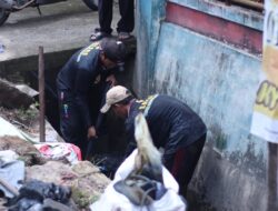 Respons Cepat Ditunjukkan Pemerintah Kota Bandar Lampung Tanpa Jeda Tim Gabungan Turun Langsung Kelapangan membersihkan Drainase Disepanjang Jalan