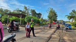Jajaran Satlantas Polres Mesuji Melaksanakan Kegiatan Pengamanan Lalu Lintas Pagi (Pam Rawan Pagi) Di Depan Sekolah Dasar Negeri SDN 8 Simpang Pematang