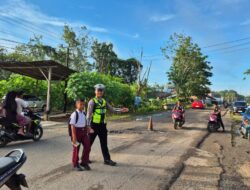 Jajaran Satlantas Polres Mesuji Melaksanakan Kegiatan Pengamanan Lalu Lintas Pagi (Pam Rawan Pagi) Di Depan Sekolah Dasar Negeri SDN 8 Simpang Pematang