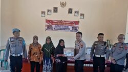 Jajaran Polsek Mesuji Timur Giat Jum’at Curhat Dan Menyalurkan Bansos Kepada Warga Kurang Mampu