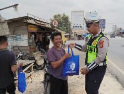 Wujud Kepedulian Lewat “Tasi Berkah”, Sat Lantas Polres Mesuji Bagikan Paket Sembako Bagi Warga Kurang Mampu di Simpang Pematang