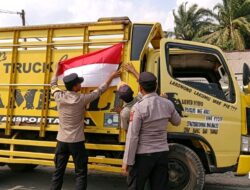 Sambut HUT RI ke-81, PJU Polres Mesuji dan Personel Sebarkan Semangat Lewat Bendera Merah Putih di Jalan Lintas Timur